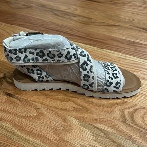 NIB Toms Sidney Tread Sandal / 8.5